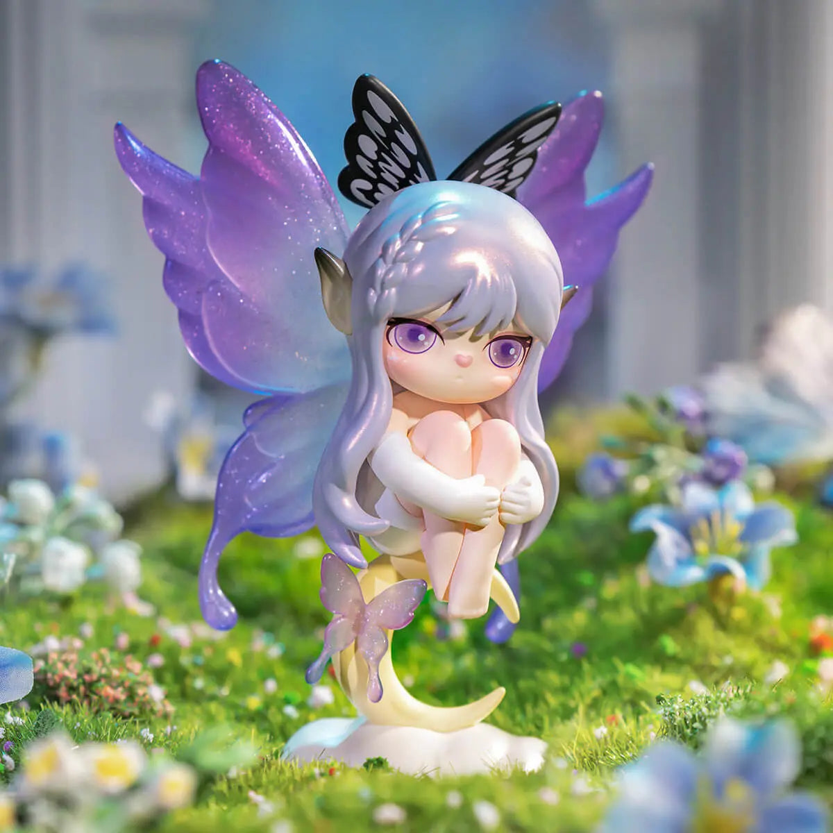 Mystic Butterfly Suri postava sedí na půlměsíc