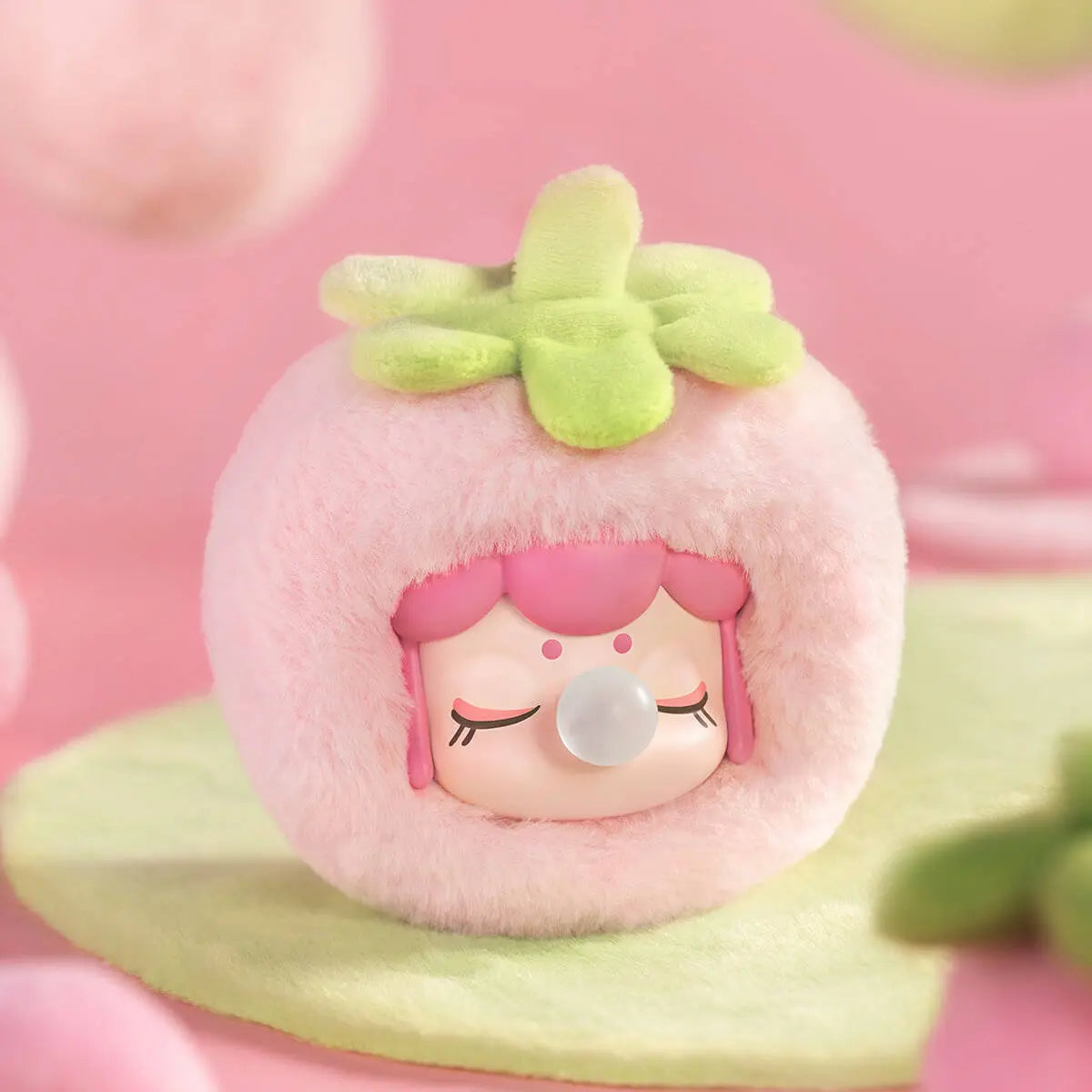 Strawberry Nanci plush přívěšek na měkké růžové pozadí