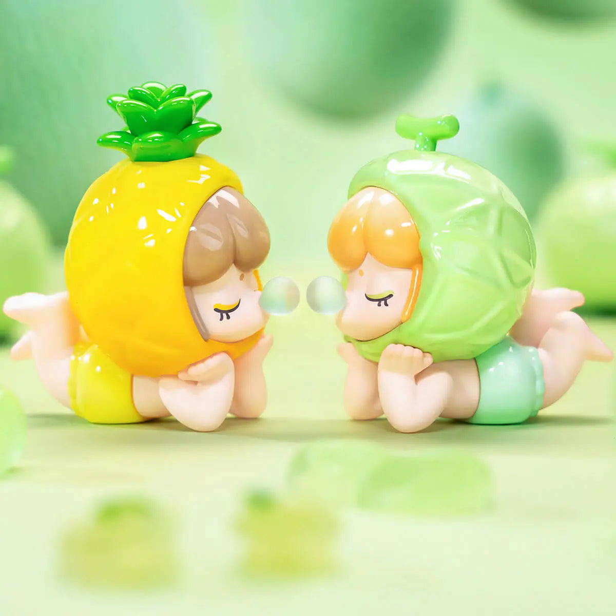 Baby Nanci Ananas a Cantaloupe figury v zeleném ovoci scéna