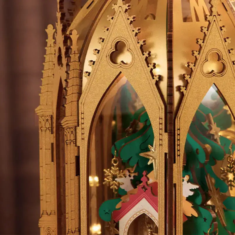 Pointed wooden arches and trefoil cutouts framing the Christmas tree, stars and snowflakes inside the ROKR AMB01 pyramid.