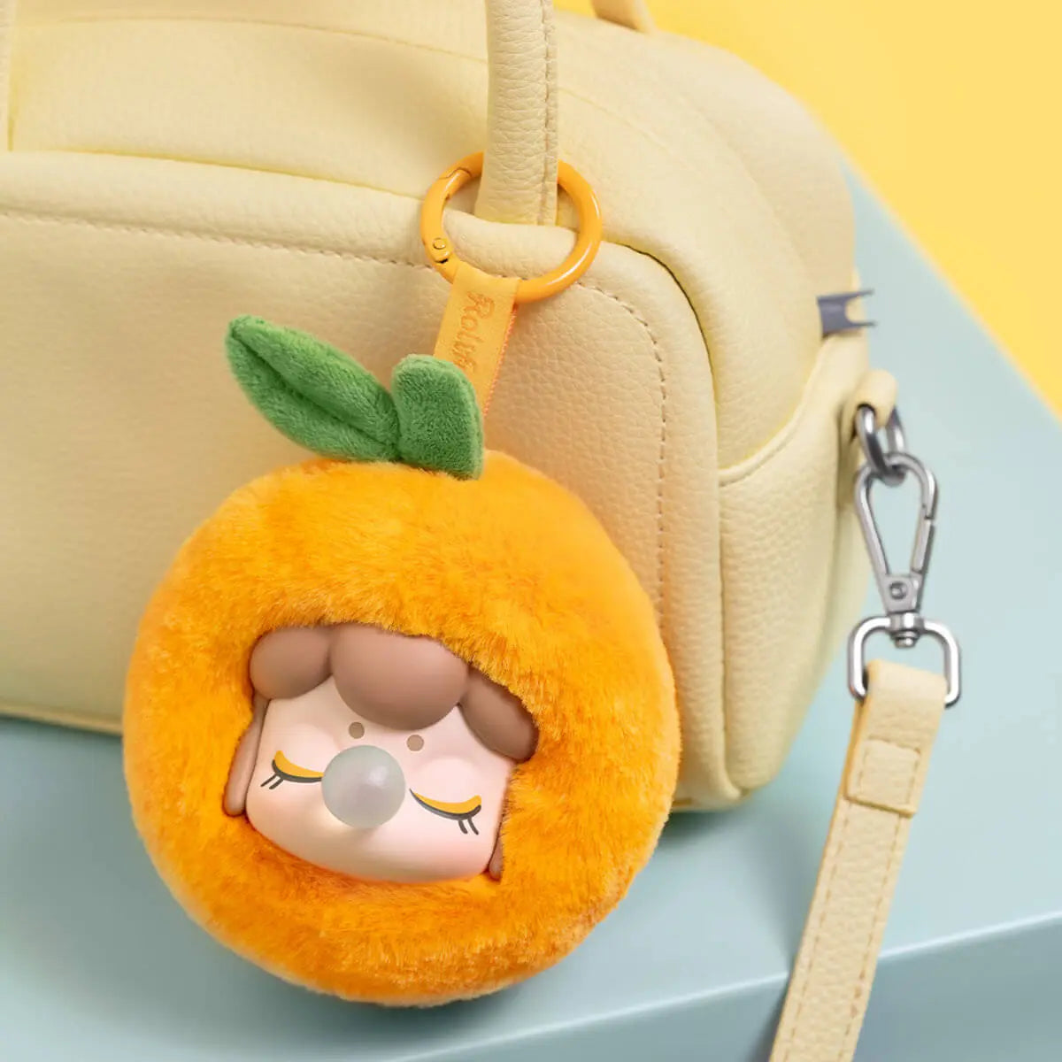 Orange Nanci Fruit Mood plyšový přívěšek připojený k kabelce