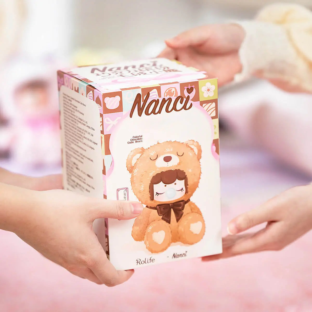 Rolife MNAXX single plush blind box držený jako dárek