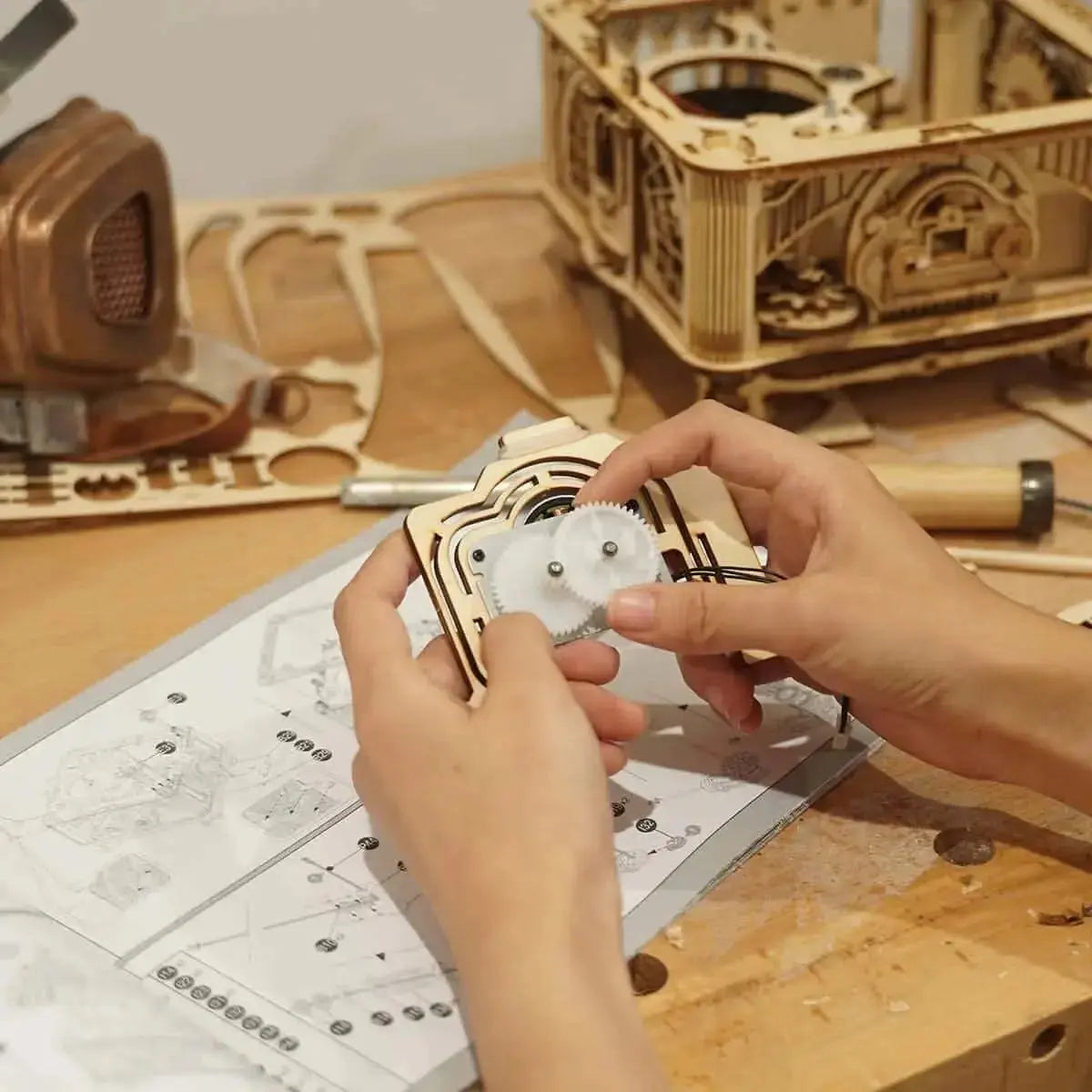 3D Wooden Puzzle of a gramophone with realistic hand-crank movement - Toys Quiz