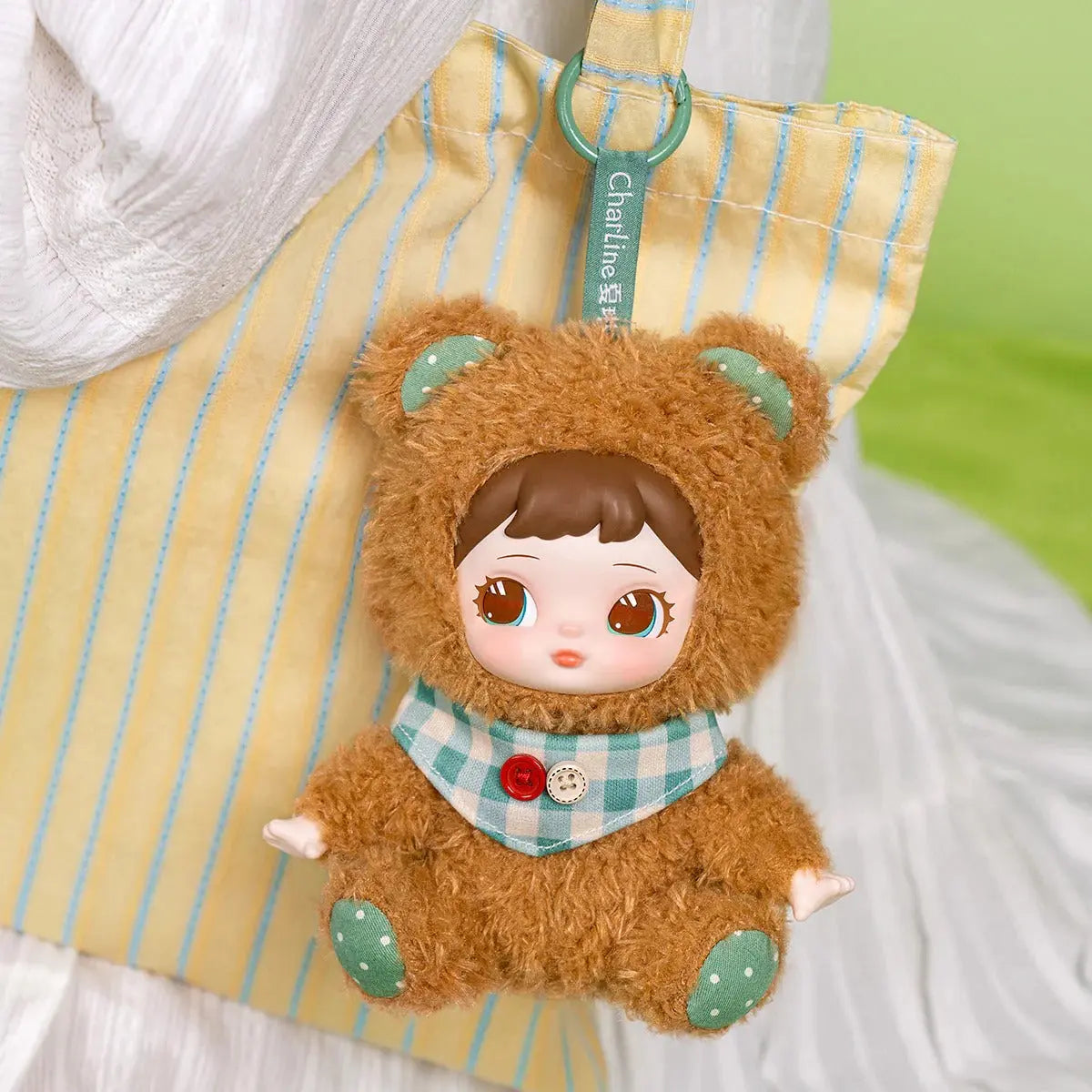 Charline Coco Bear plyšový přívěšek připojený k pruhovanému tašce
