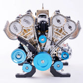 Přední pohled na motor TECHING V8 ukazující časové řetězy a modré řemenice