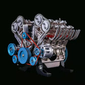 Fullmetalový model motoru V8 na černém pozadí