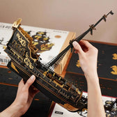 Hands monting The Seahorse Barque 3D dřevěné puzzle